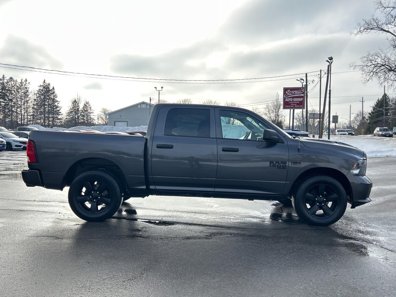 2022 RAM 1500 Classic Express CREWCAB 5.7L/4X4  CALL NAPANEE 6133542100 Photo