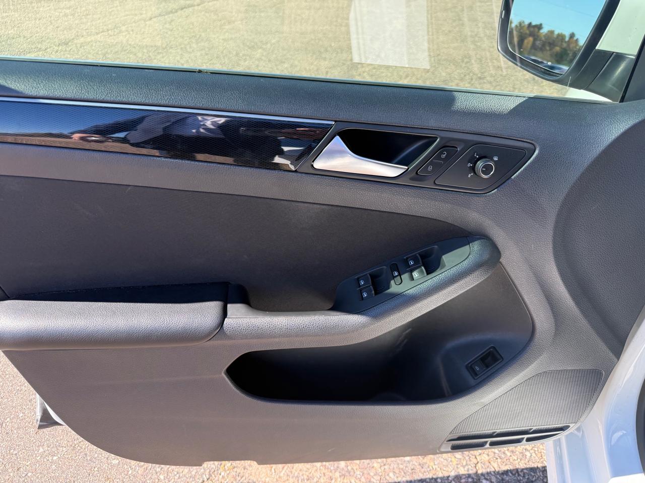 2016 Volkswagen Jetta 1.8 TSI Highline (A6) 4dr Sedan Photo