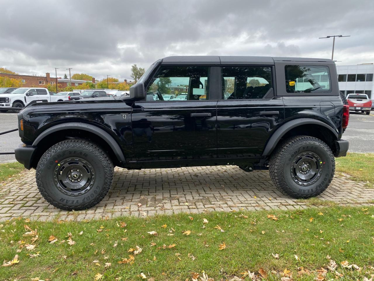 2025 Ford Bronco Base 4dr 4x4 Photo2