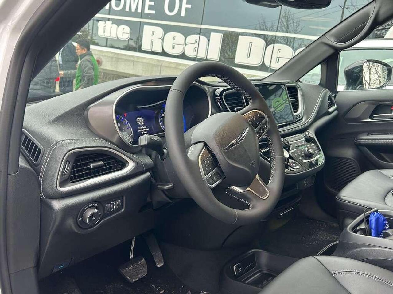2026 Chrysler Pacifica Select Front-Wheel Drive Passenger Van Photo