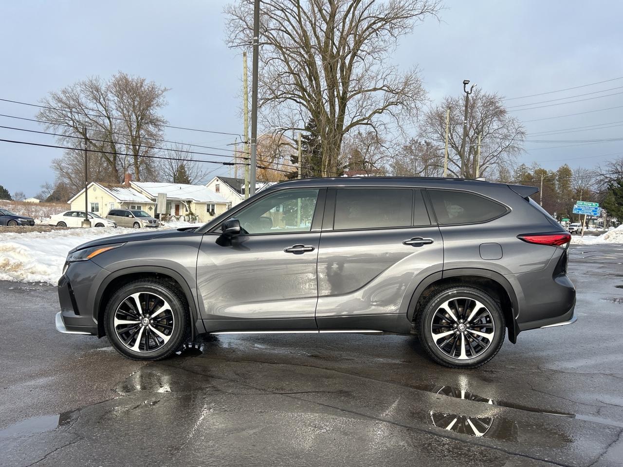 2022 Toyota Highlander XSE, RARE COLOR COMBO *BELLEVILLE 613-961-8848* Photo