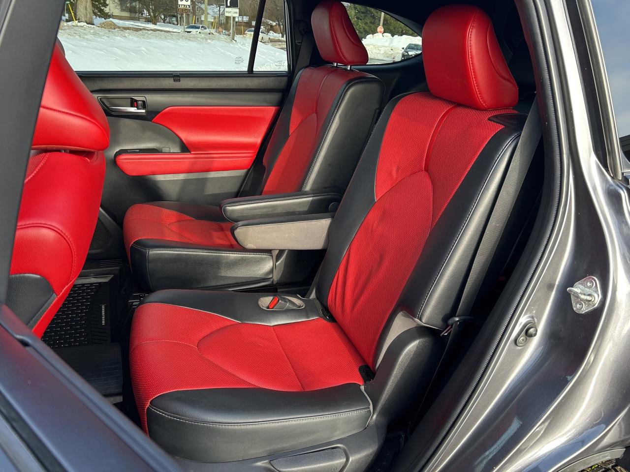 2022 Toyota Highlander XSE, RARE COLOR COMBO *BELLEVILLE 613-961-8848* Photo