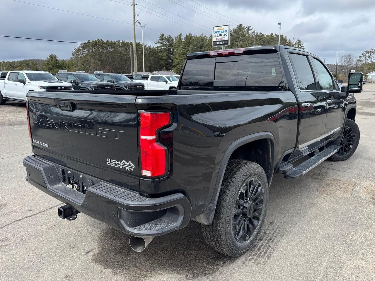 2025 Chevrolet SILVERADO 2500HD 4WD Crew Cab Standard Box High Country Photo4