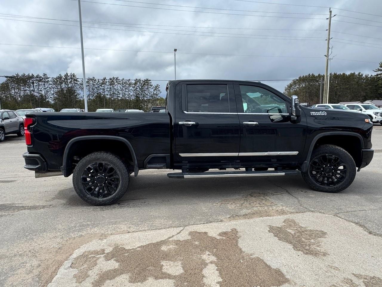 2025 Chevrolet SILVERADO 2500HD 4WD Crew Cab Standard Box High Country Photo