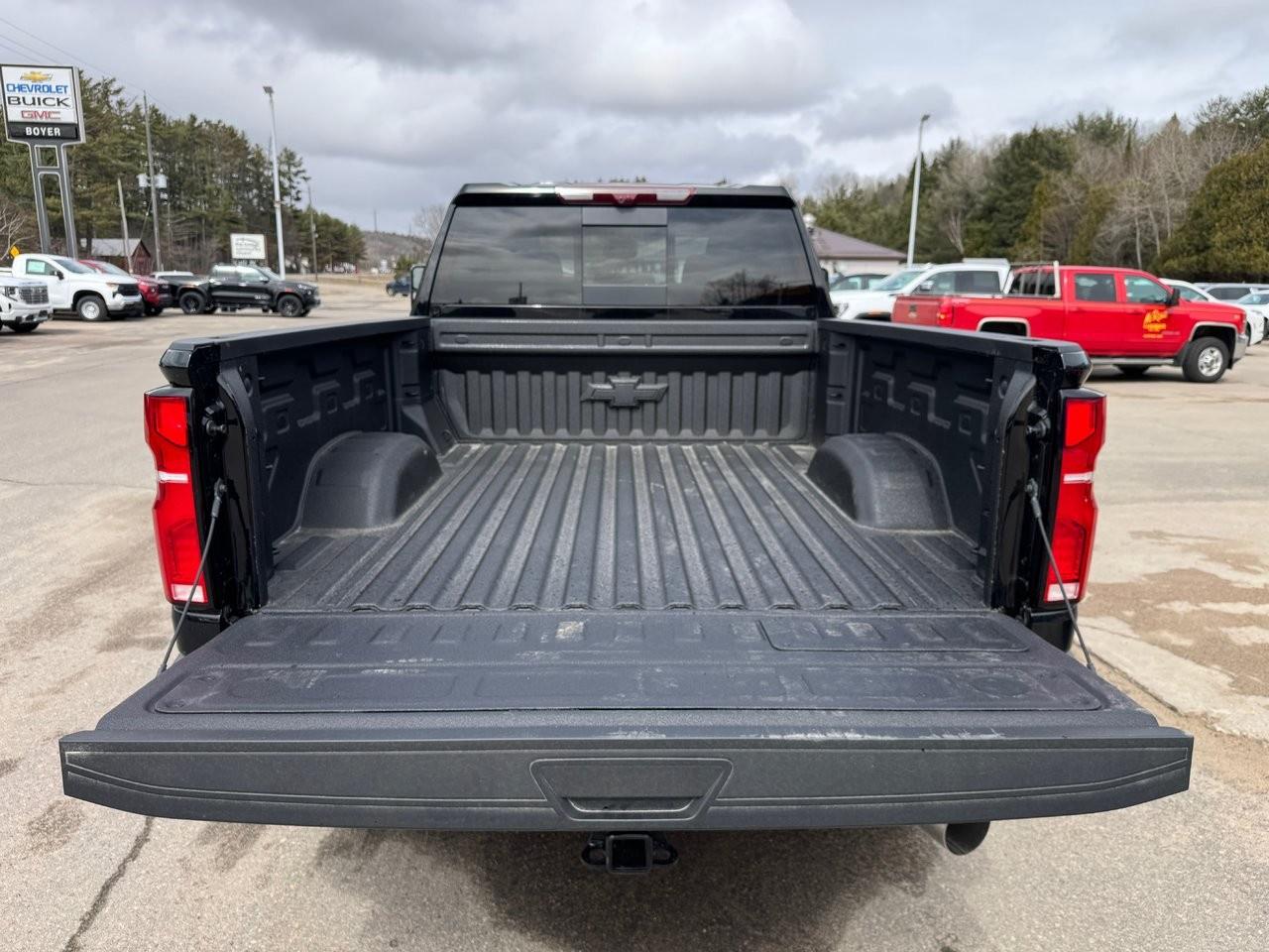 2025 Chevrolet SILVERADO 2500HD 4WD Crew Cab Standard Box High Country Photo