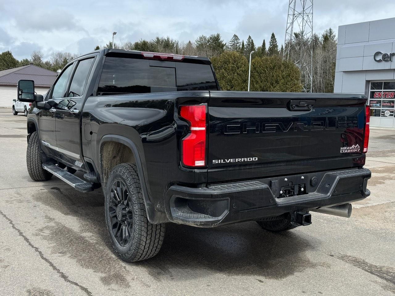 2025 Chevrolet SILVERADO 2500HD 4WD Crew Cab Standard Box High Country Photo