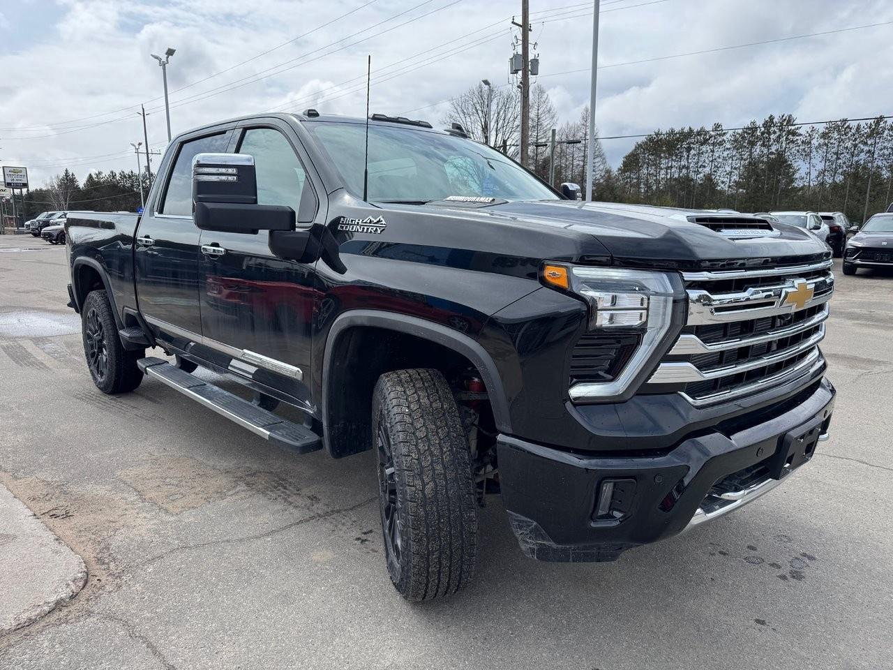 2025 Chevrolet SILVERADO 2500HD 4WD Crew Cab Standard Box High Country Photo2