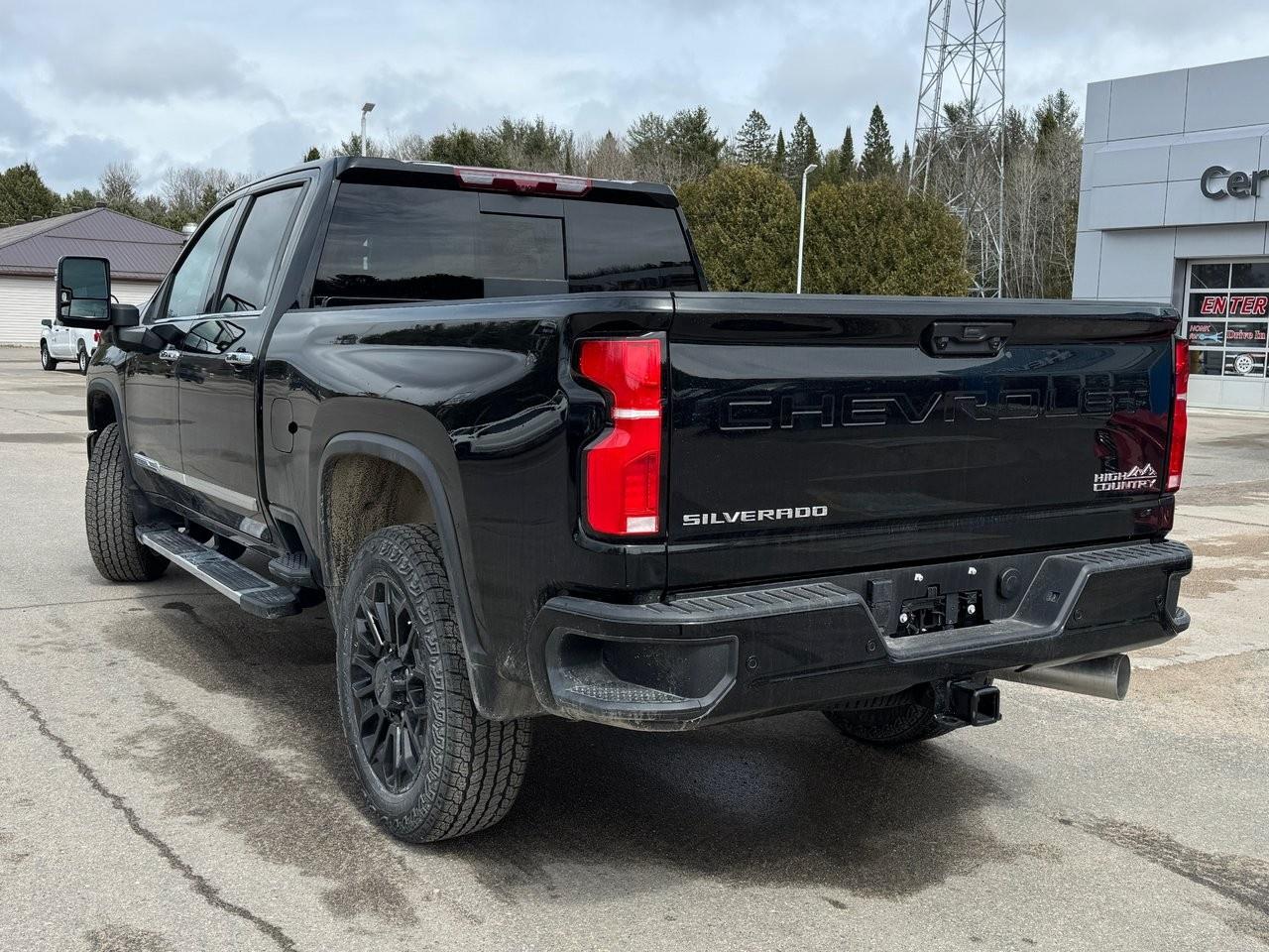 2025 Chevrolet SILVERADO 2500HD 4WD Crew Cab Standard Box High Country Photo