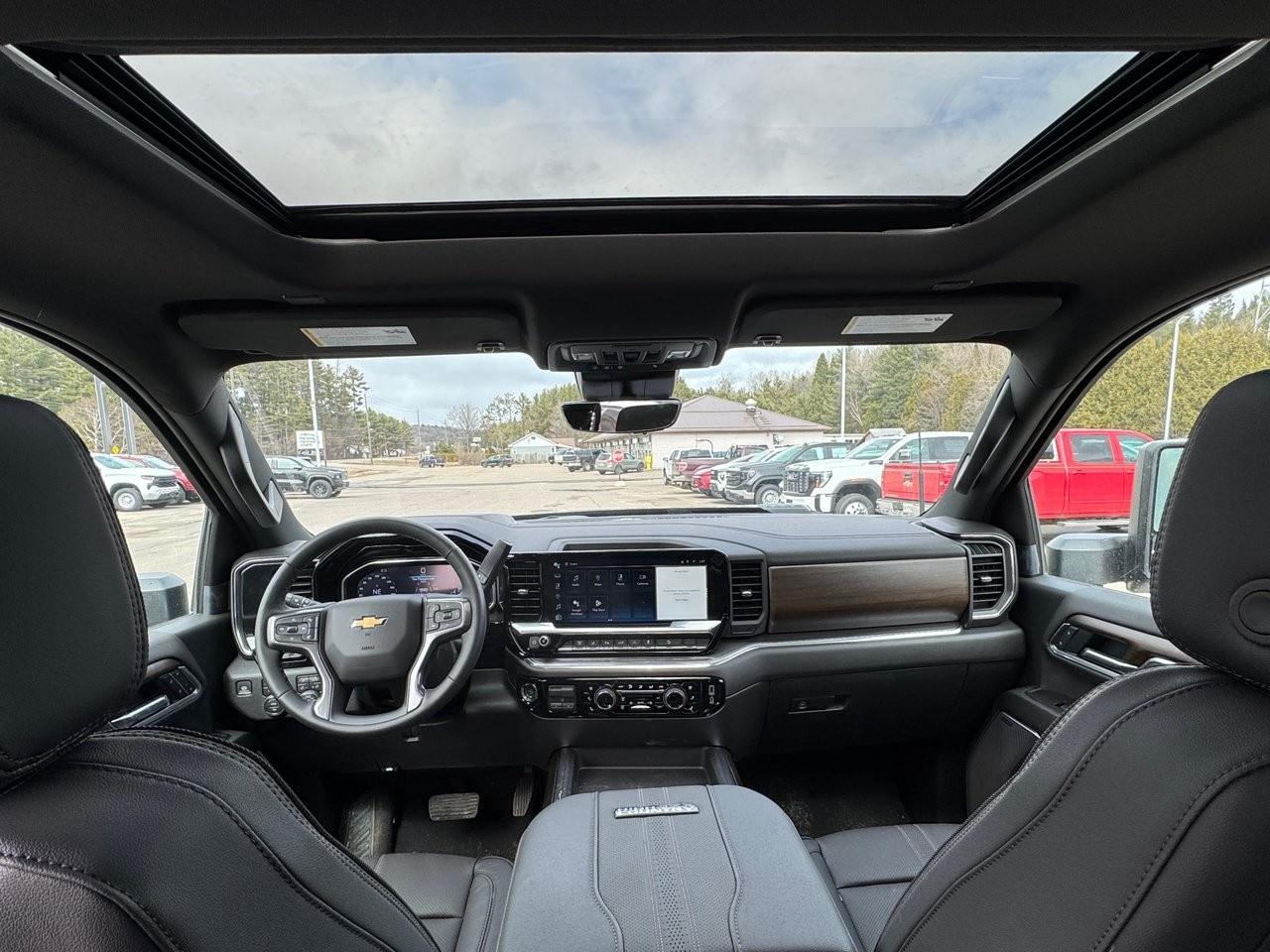 2025 Chevrolet SILVERADO 2500HD 4WD Crew Cab Standard Box High Country Photo