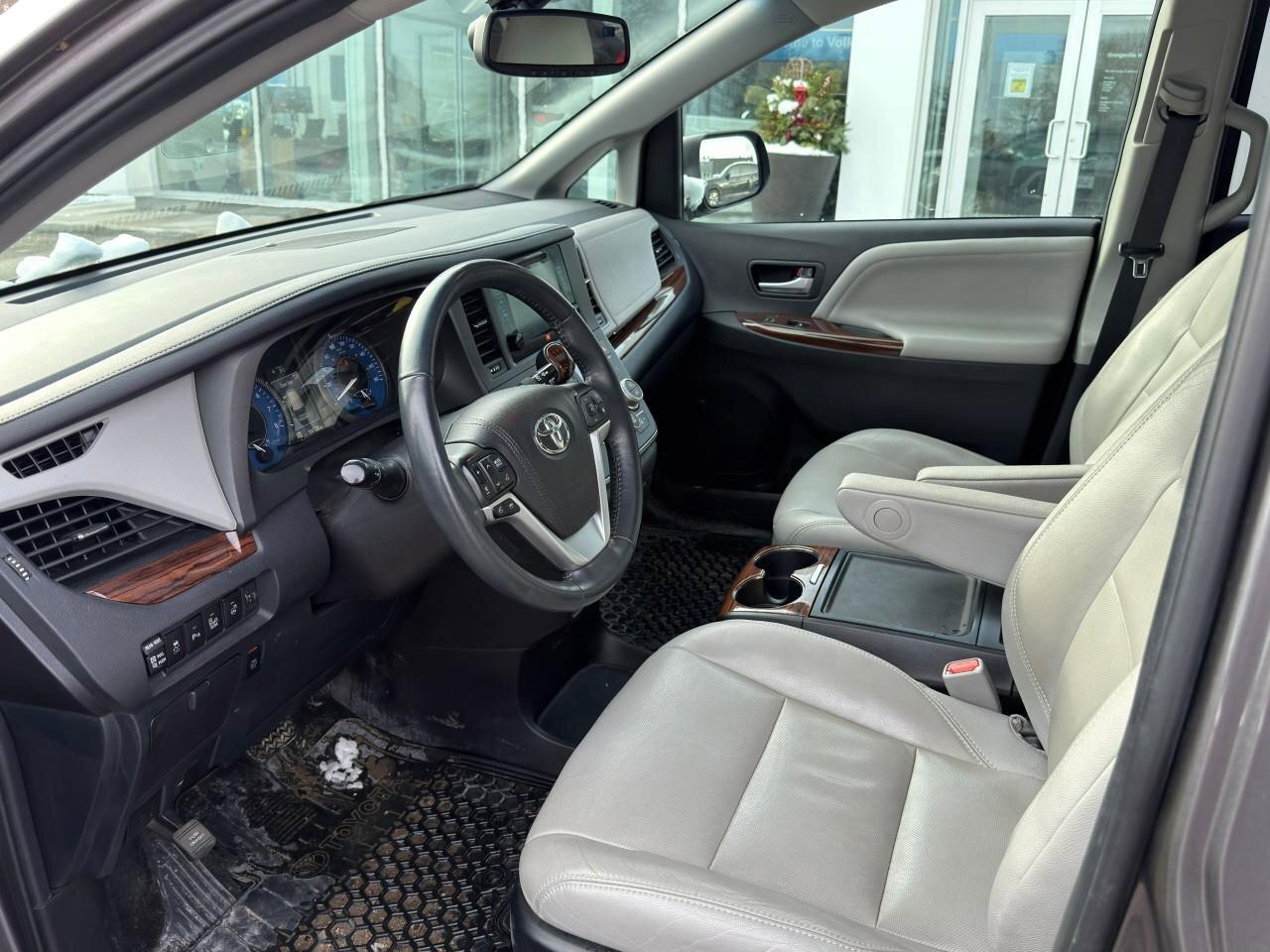 2017 Toyota Sienna XLECERTIFIED AS-TRADED, ONE-OWNER, ACCIDENT-FREE, Photo