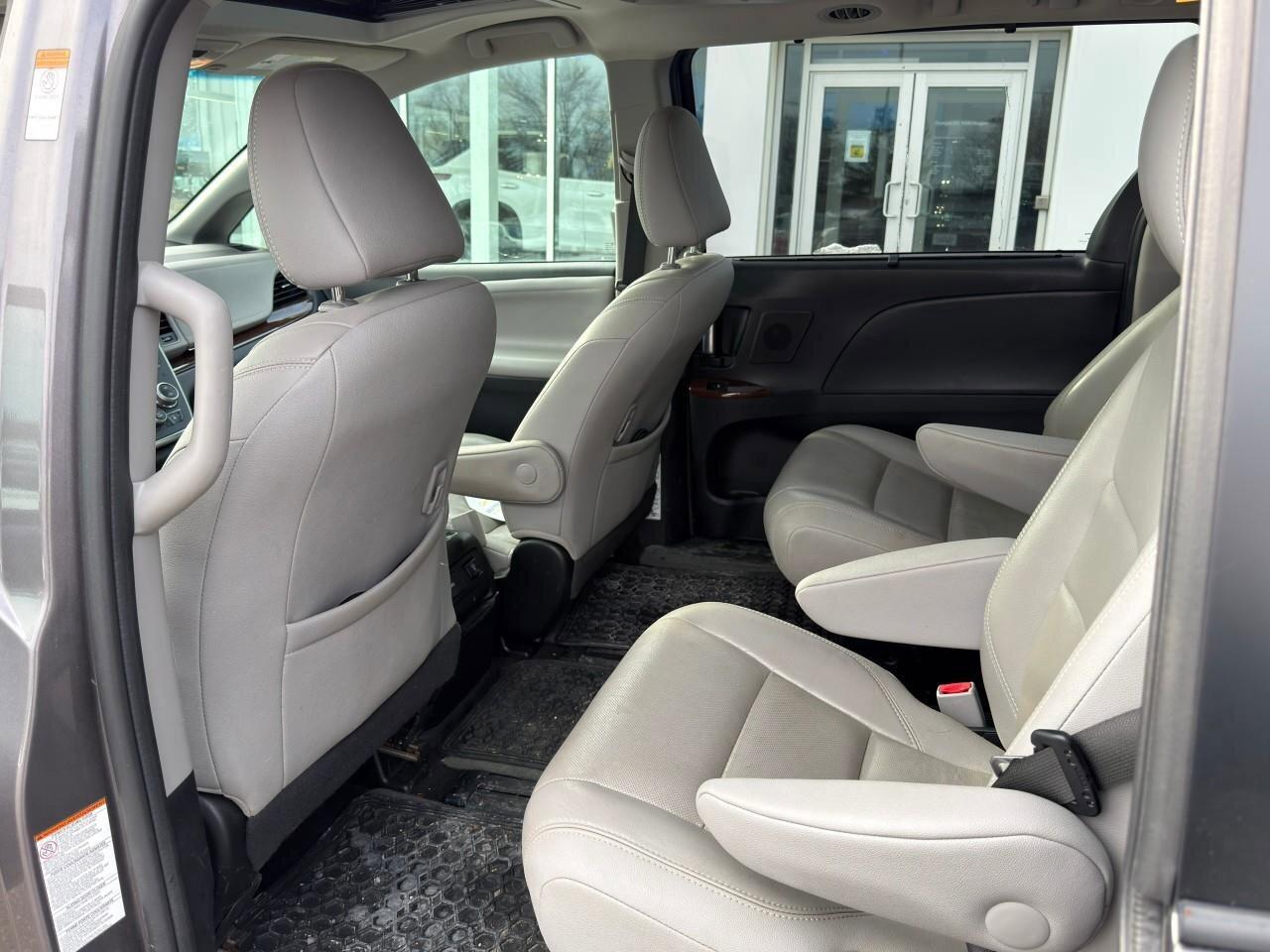 2017 Toyota Sienna XLECERTIFIED AS-TRADED, ONE-OWNER, ACCIDENT-FREE, Photo