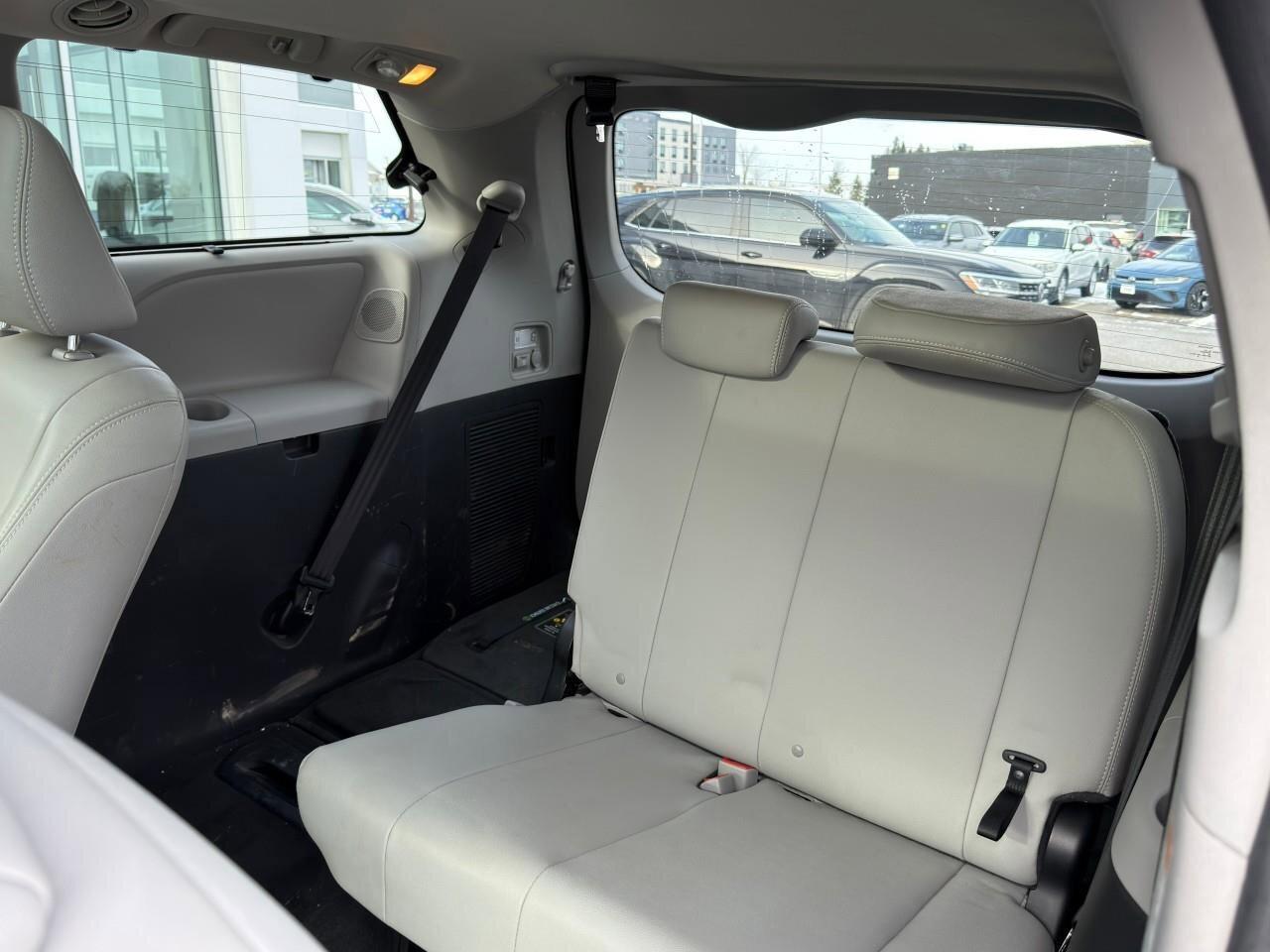 2017 Toyota Sienna XLECERTIFIED AS-TRADED, ONE-OWNER, ACCIDENT-FREE, Photo