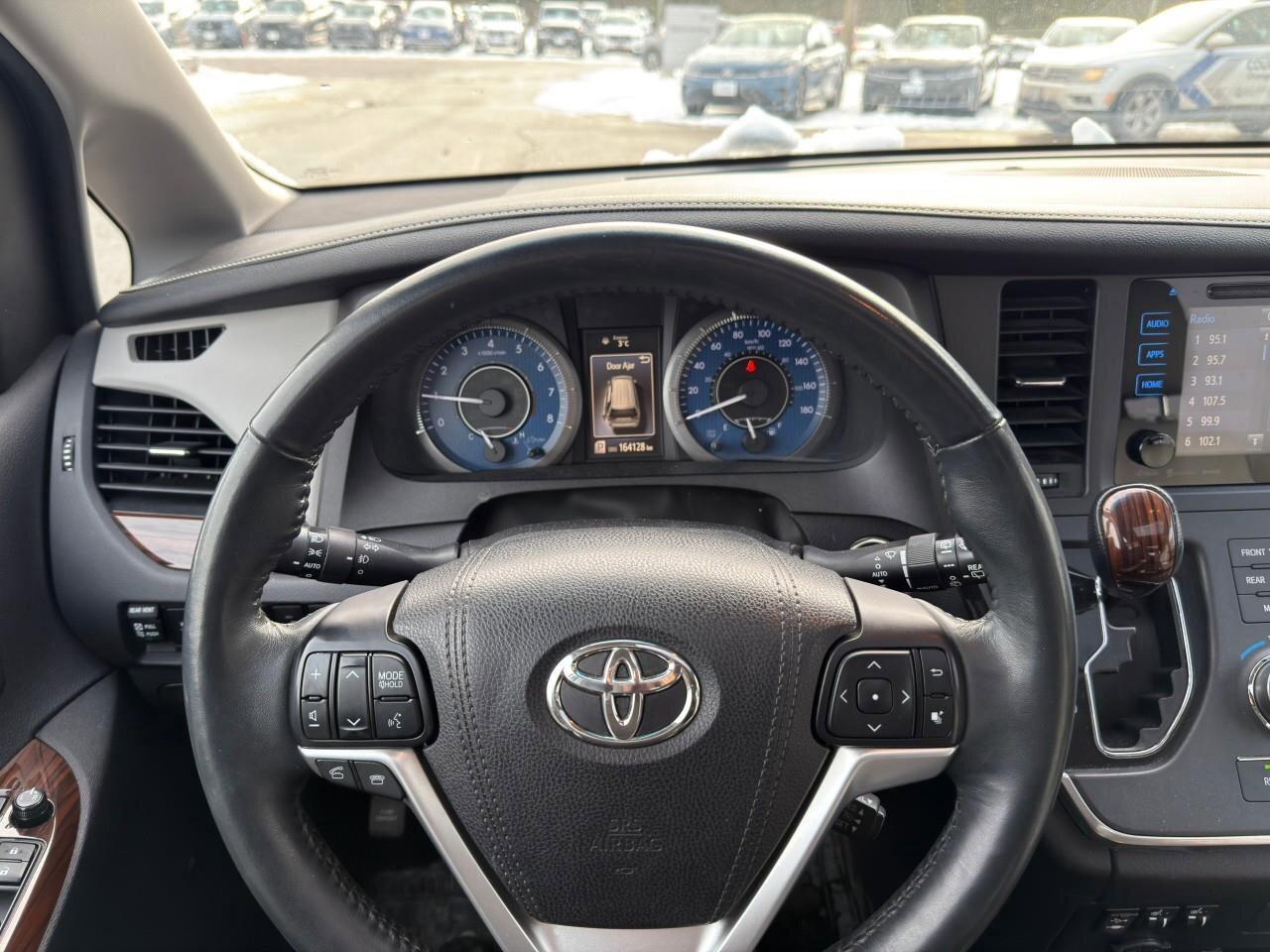 2017 Toyota Sienna XLECERTIFIED AS-TRADED, ONE-OWNER, ACCIDENT-FREE, Photo