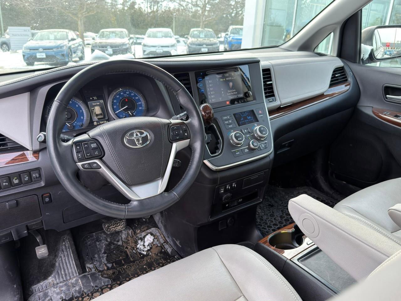 2017 Toyota Sienna XLECERTIFIED AS-TRADED, ONE-OWNER, ACCIDENT-FREE, Photo