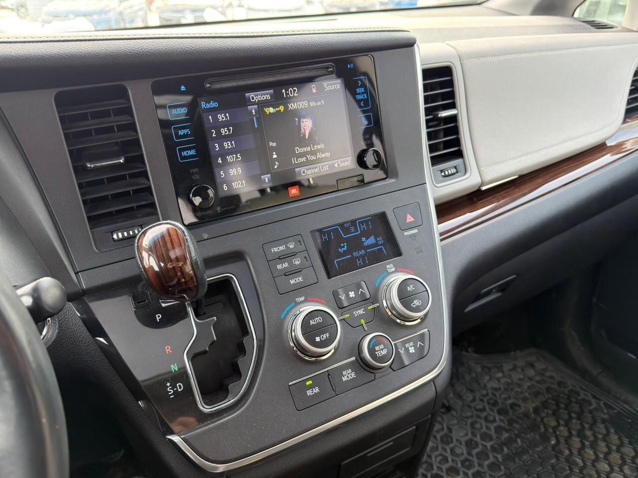 2017 Toyota Sienna XLECERTIFIED AS-TRADED, ONE-OWNER, ACCIDENT-FREE, Photo