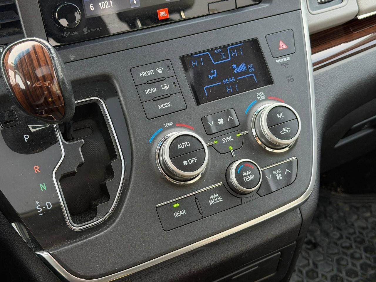 2017 Toyota Sienna XLECERTIFIED AS-TRADED, ONE-OWNER, ACCIDENT-FREE, Photo