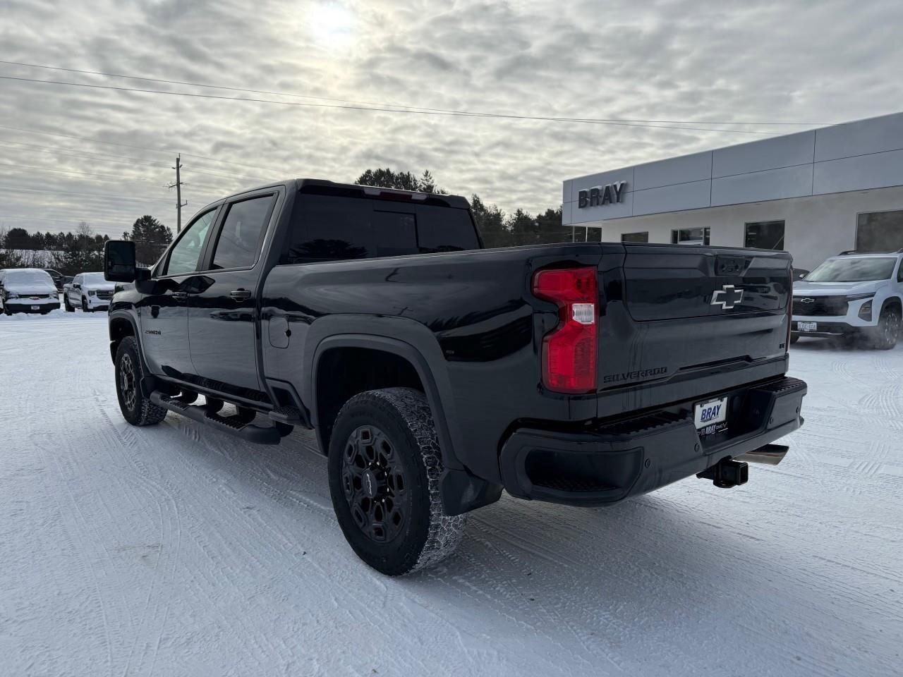 2023 Chevrolet SILVERADO 2500HD 4WD Crew Cab 159  LT Photo3