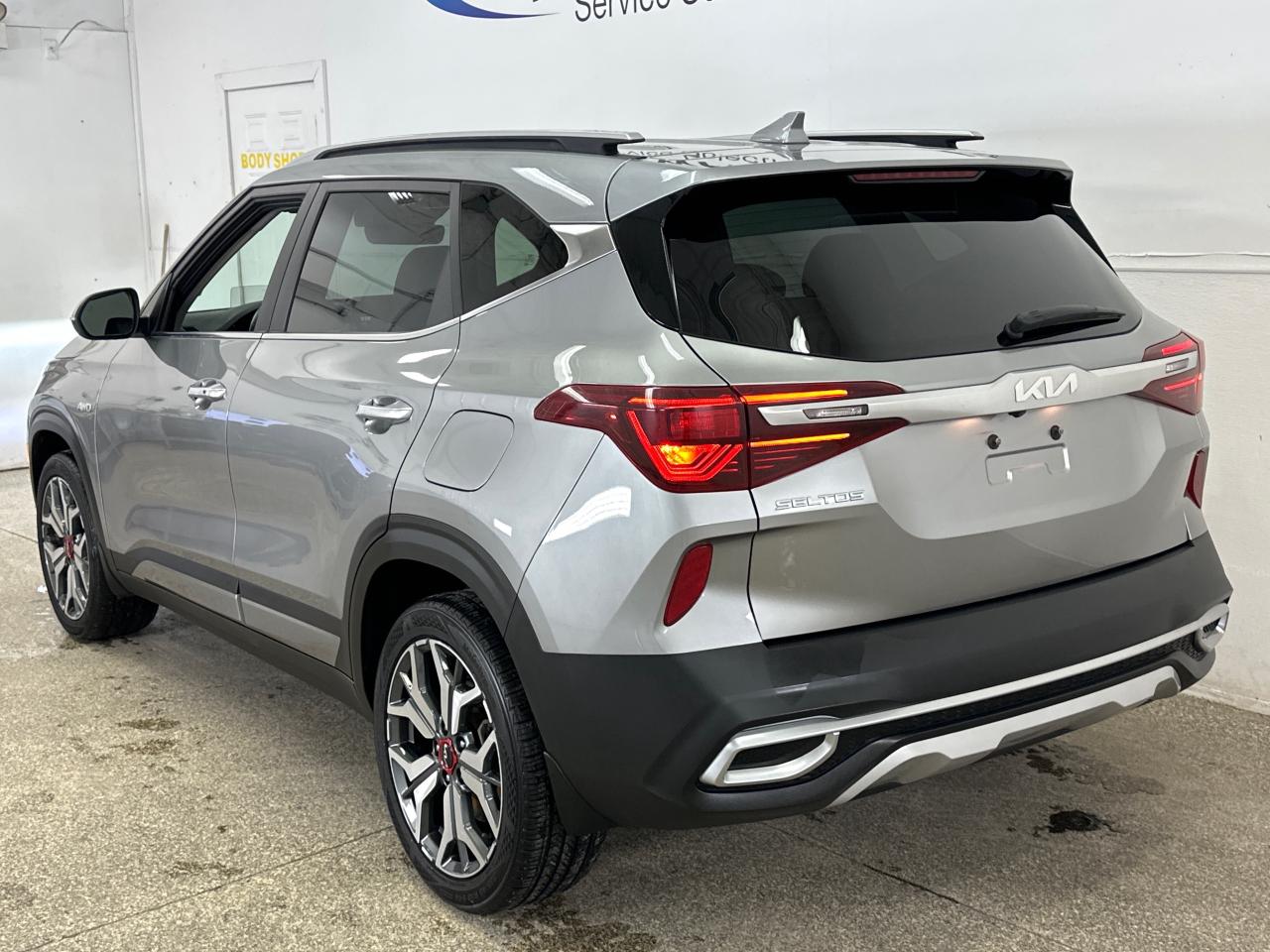 2023 Kia Seltos SX Turbo w/Black Interior 4dr All-Wheel Drive Photo4