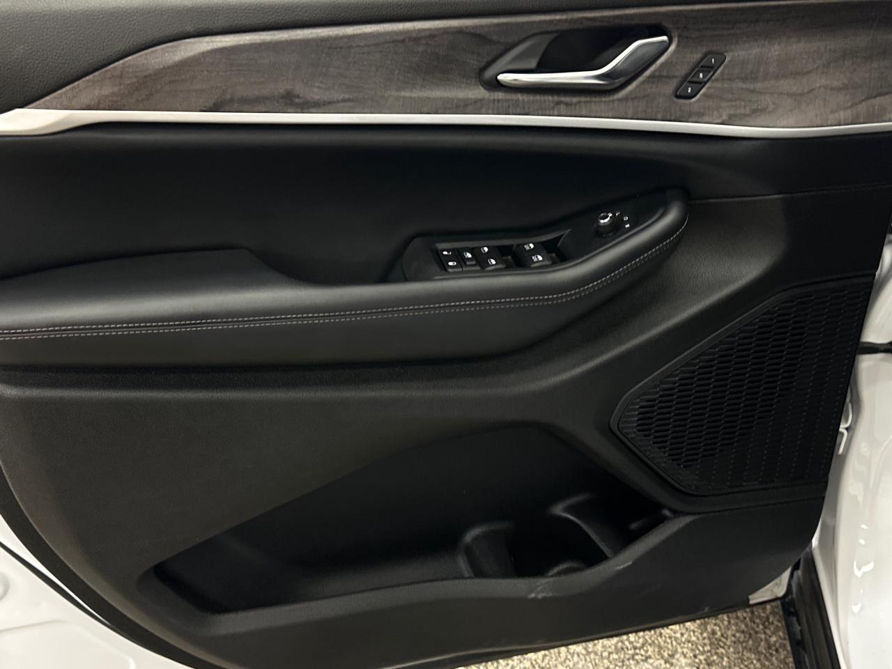 2024 Jeep Grand Cherokee L Limited 4dr 4x4 Photo