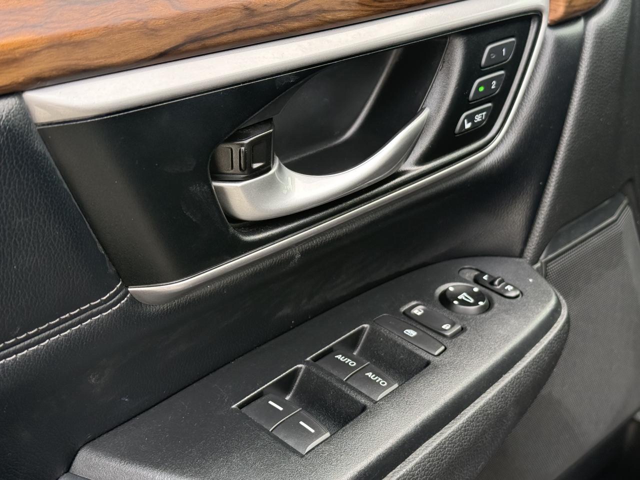 2018 Honda CR-V Touring l AWD l 16 Service Records l 1.5T l 4Cyl Photo