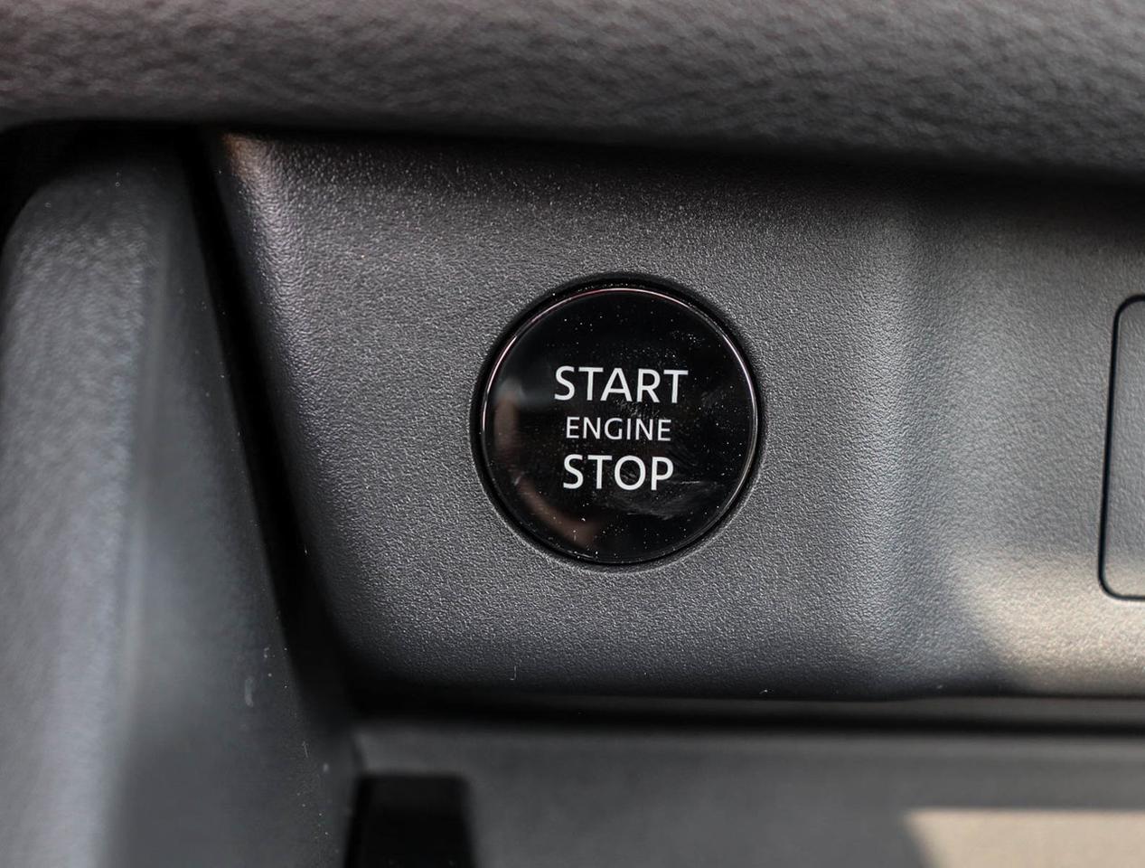 2025 Nissan Rogue SV PREMIUM Photo