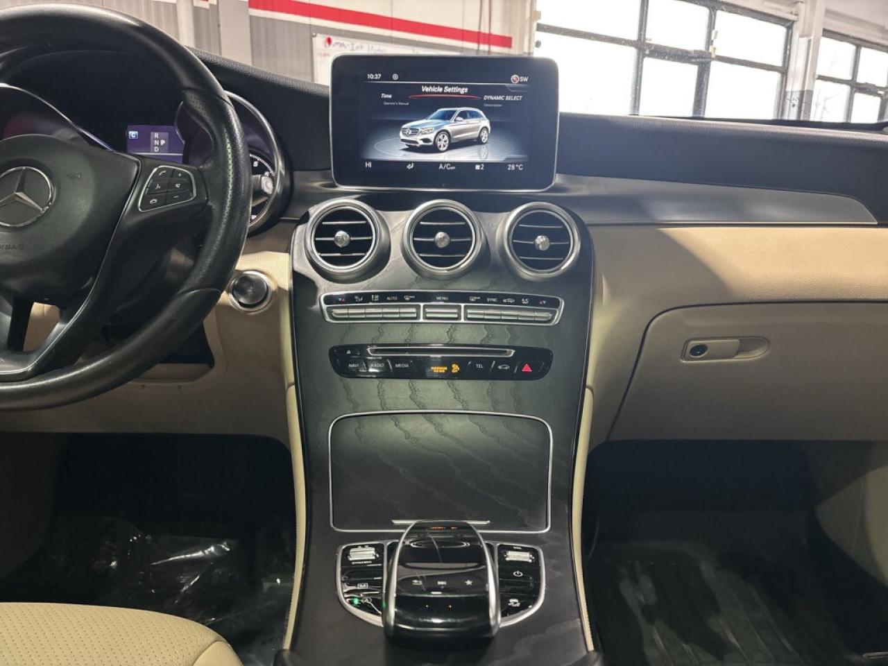 2018 Mercedes-Benz GLC-Class GLC 300 AMG Pkg 4MATIC /NAVI/Sunroof/Leather/back Photo