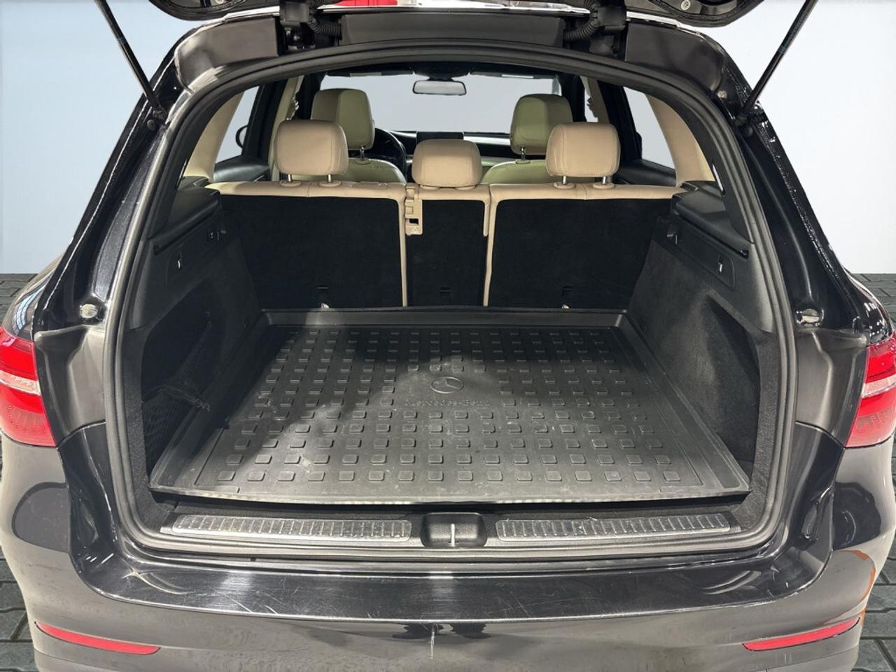 2018 Mercedes-Benz GLC300 AMG Pkg / NAV / Sunroof / Leather / Back-Up Camera Photo