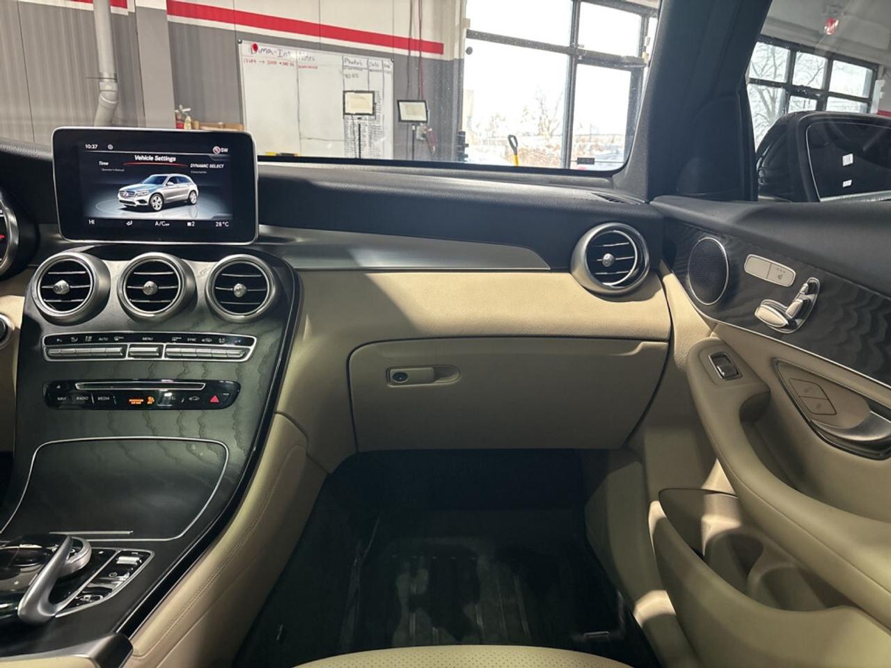 2018 Mercedes-Benz GLC300 AMG Pkg / NAV / Sunroof / Leather / Back-Up Camera Photo