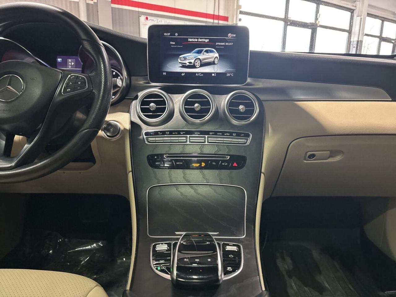 2018 Mercedes-Benz GLC300 AMG Pkg / NAV / Sunroof / Leather / Back-Up Camera Photo