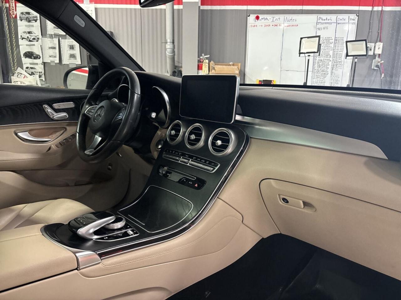 2018 Mercedes-Benz GLC300 AMG Pkg / NAV / Sunroof / Leather / Back-Up Camera Photo