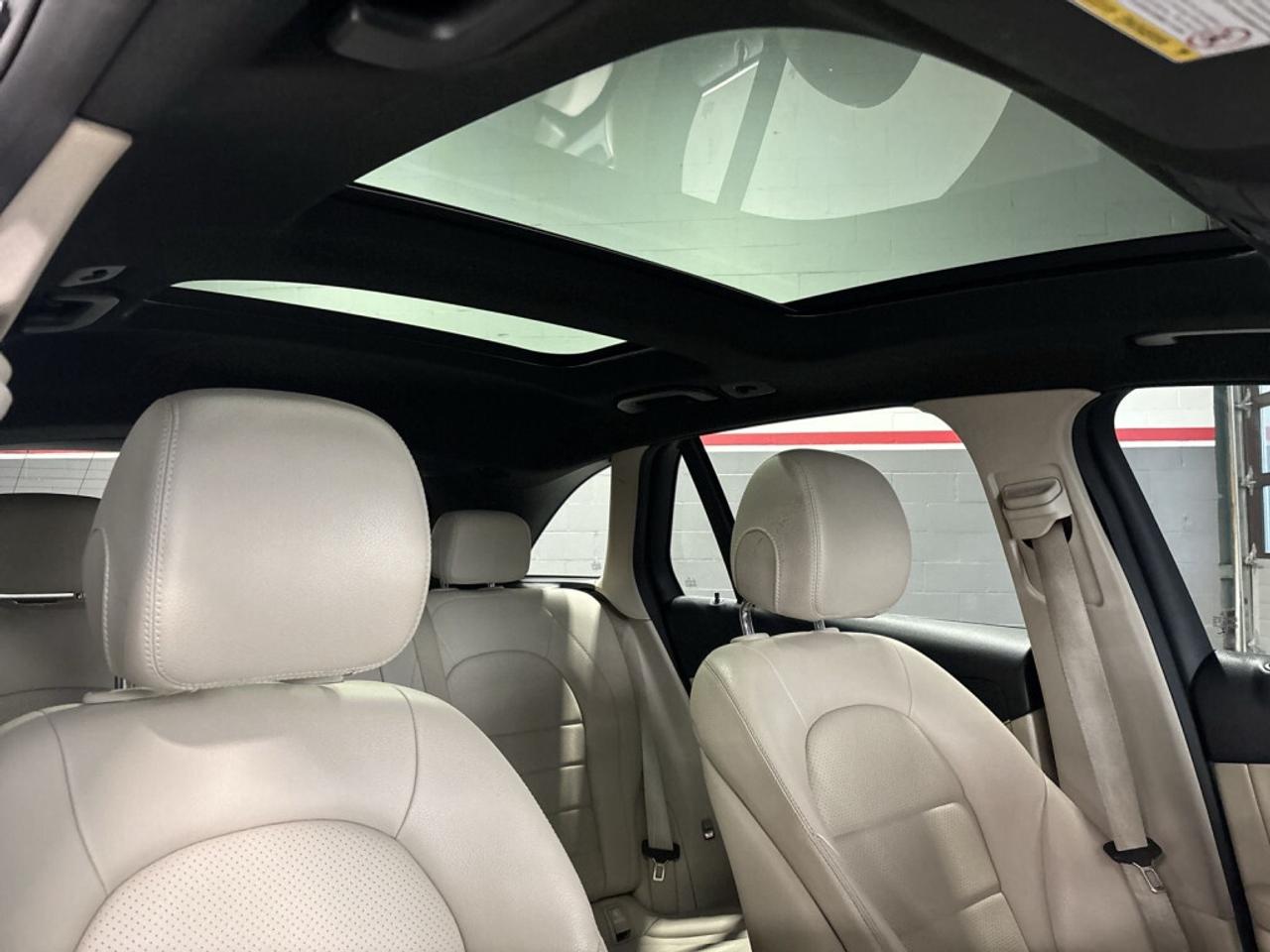 2018 Mercedes-Benz GLC300 AMG Pkg / NAV / Sunroof / Leather / Back-Up Camera Photo