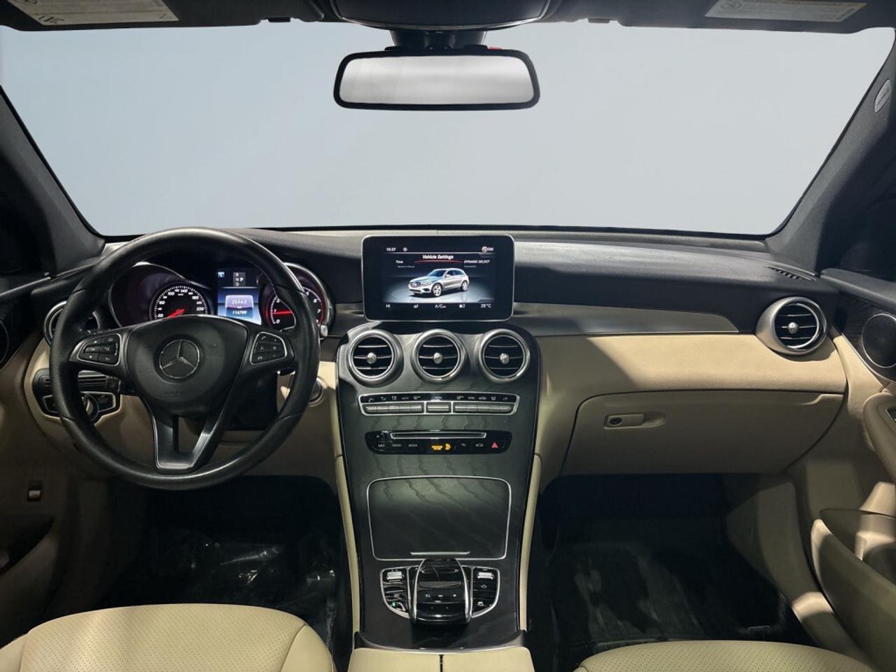 2018 Mercedes-Benz GLC300 AMG Pkg / NAV / Sunroof / Leather / Back-Up Camera Photo
