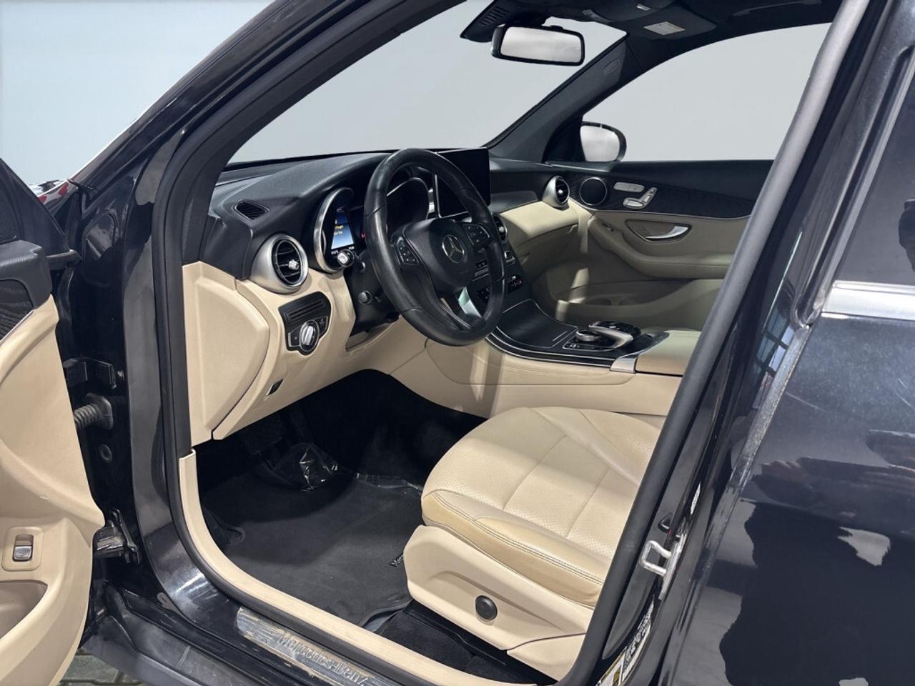 2018 Mercedes-Benz GLC300 AMG Pkg / NAV / Sunroof / Leather / Back-Up Camera Photo