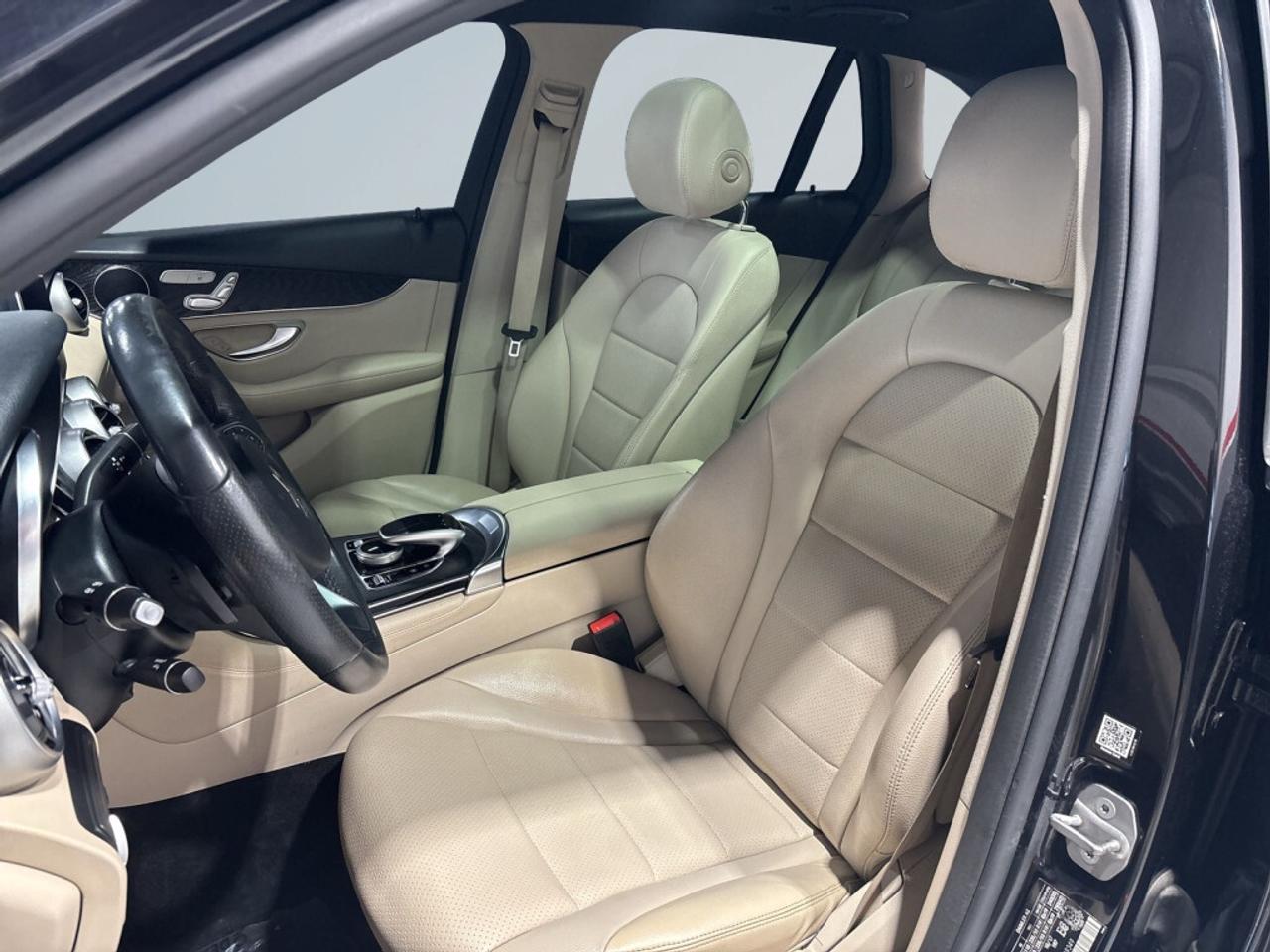 2018 Mercedes-Benz GLC300 AMG Pkg / NAV / Sunroof / Leather / Back-Up Camera Photo