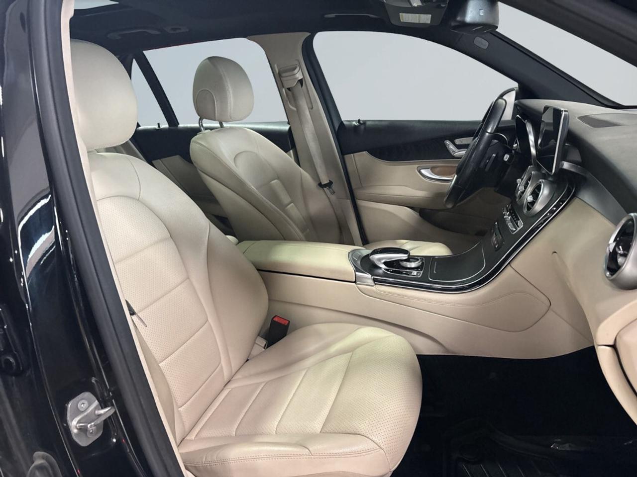 2018 Mercedes-Benz GLC300 AMG Pkg / NAV / Sunroof / Leather / Back-Up Camera Photo