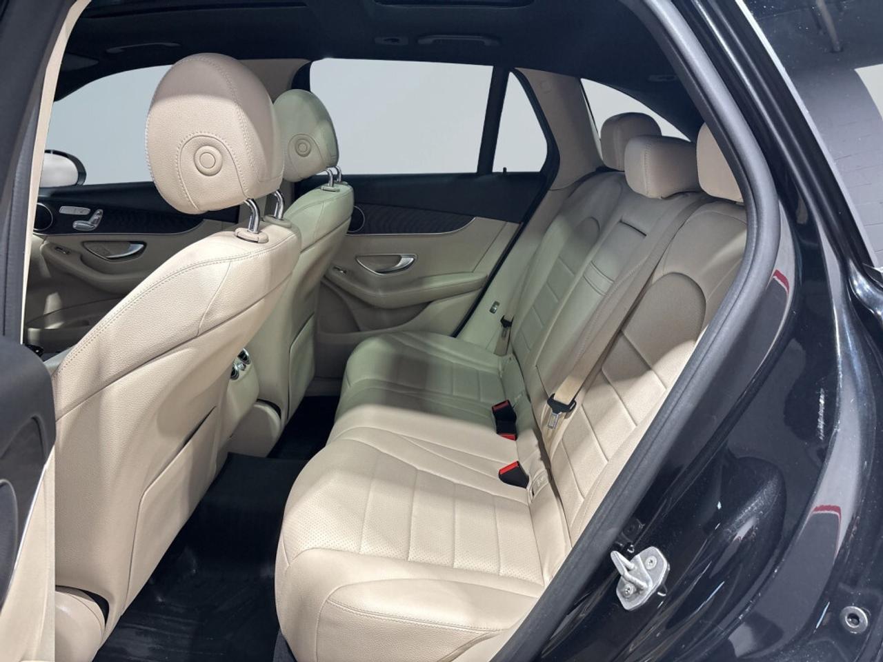2018 Mercedes-Benz GLC300 AMG Pkg / NAV / Sunroof / Leather / Back-Up Camera Photo