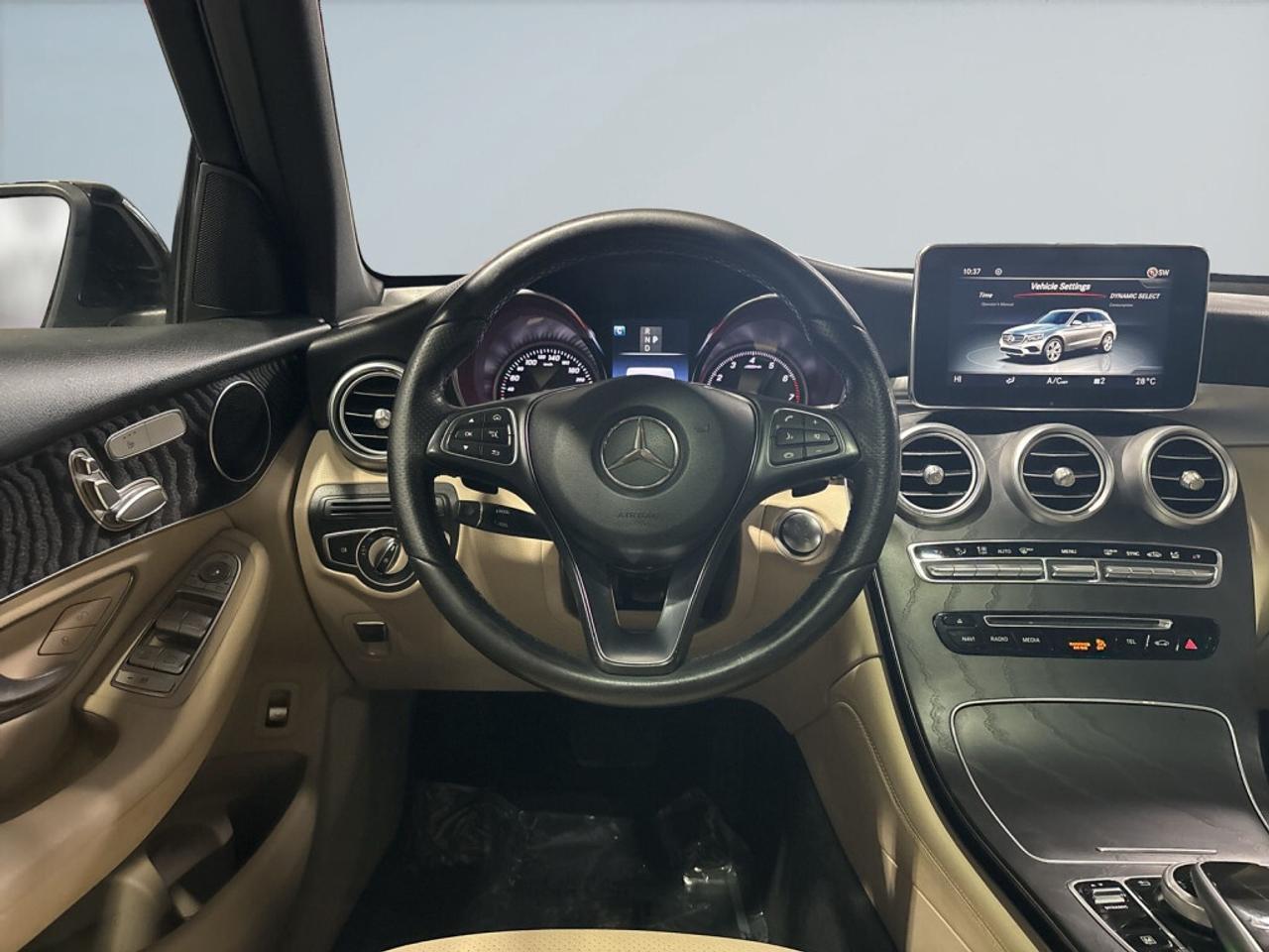 2018 Mercedes-Benz GLC300 AMG Pkg / NAV / Sunroof / Leather / Back-Up Camera Photo