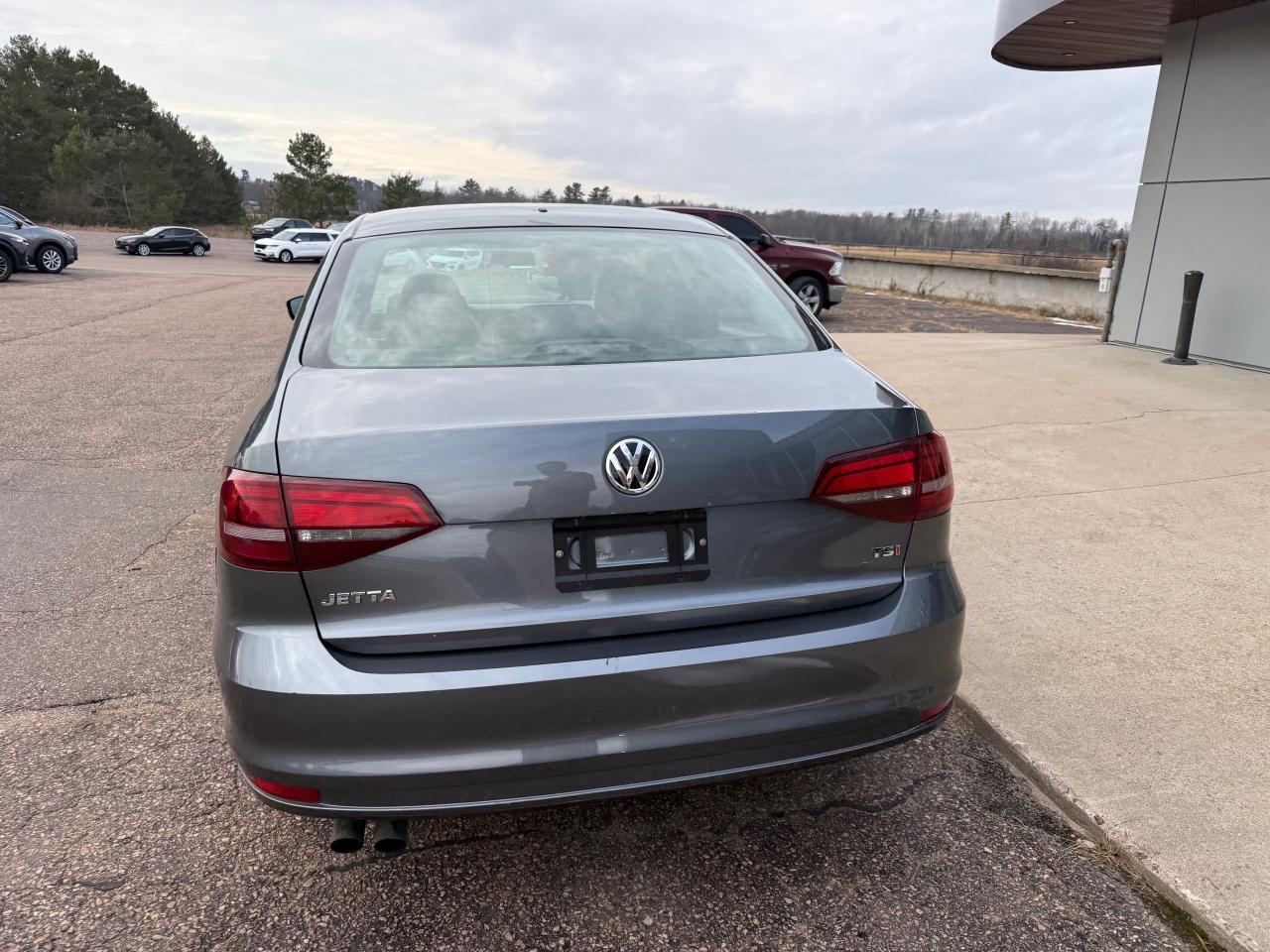 2016 Volkswagen Jetta 1.4 TSI Trendline (A6) 4dr Sedan Photo