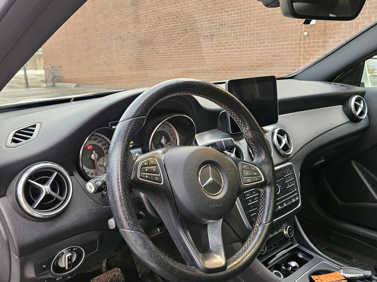 2017 Mercedes-Benz GL-Class 4MATIC GLA 250, Navigation, PANORAMIC SUNROOF Photo