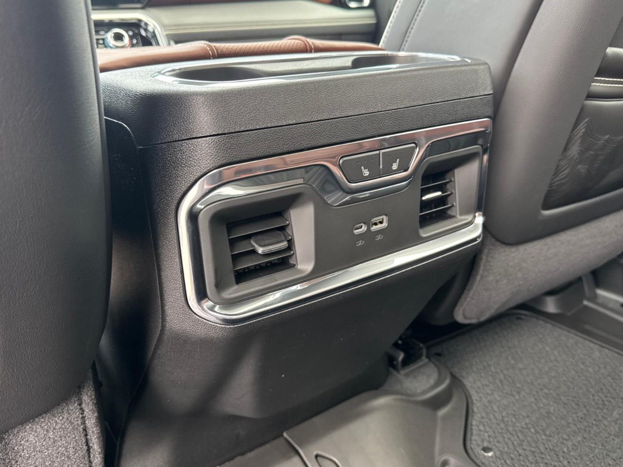 2026 GMC Sierra 3500HD 4WD Crew Cab Long Box Denali Ultimate Photo