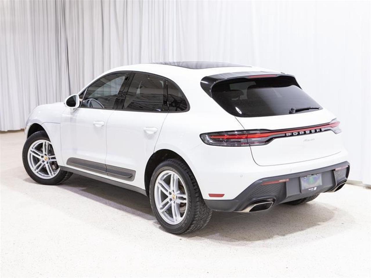 2023 Porsche Macan  Photo3