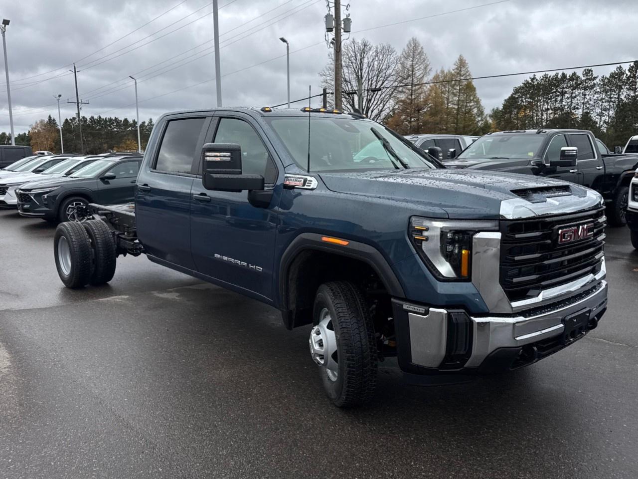 2026 GMC Sierra 3500HD CC 4WD Crew Cab 177" WB, 60" CA Pro Photo2