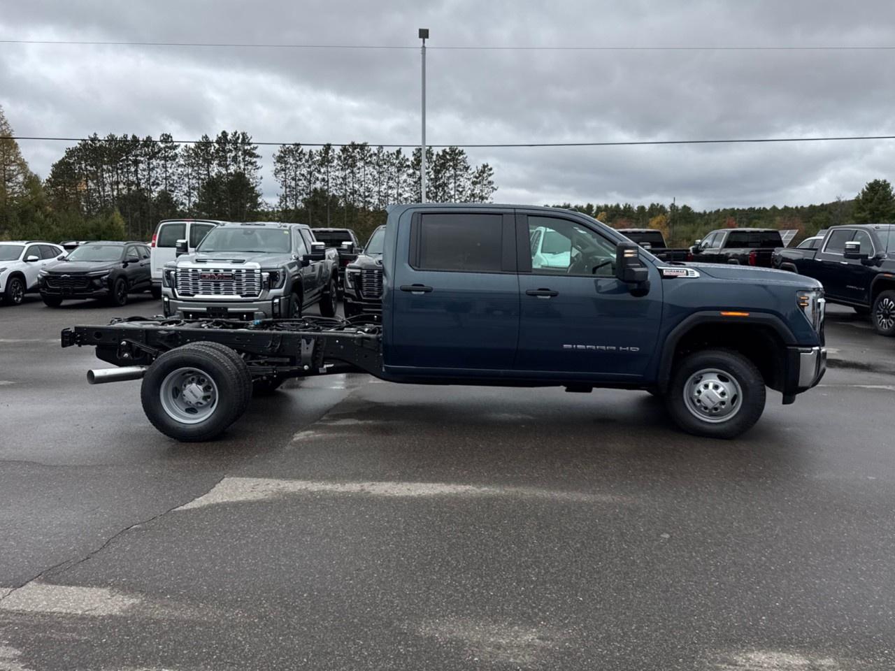 2026 GMC Sierra 3500HD CC 4WD Crew Cab 177" WB, 60" CA Pro Photo