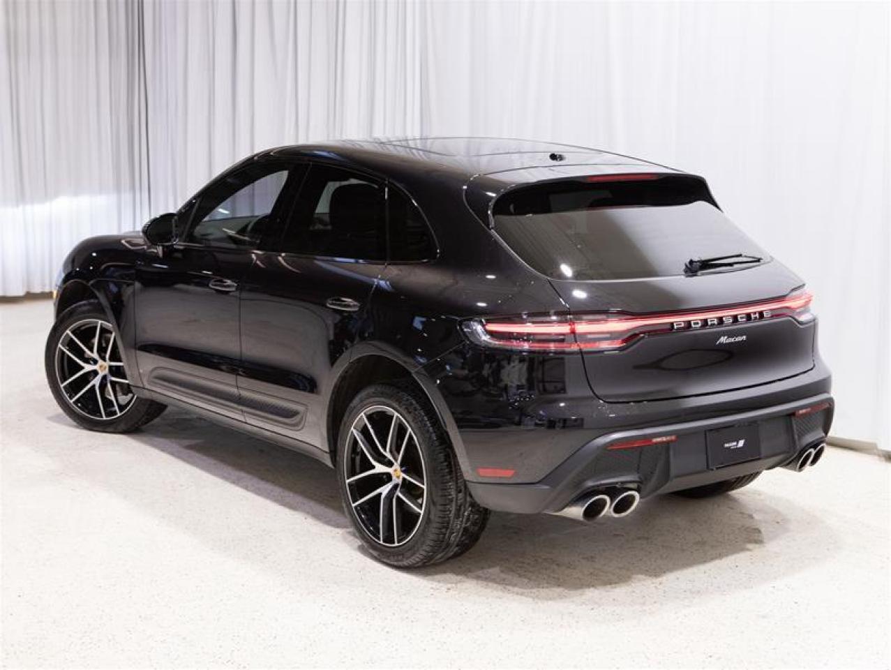 2023 Porsche Macan  Photo3