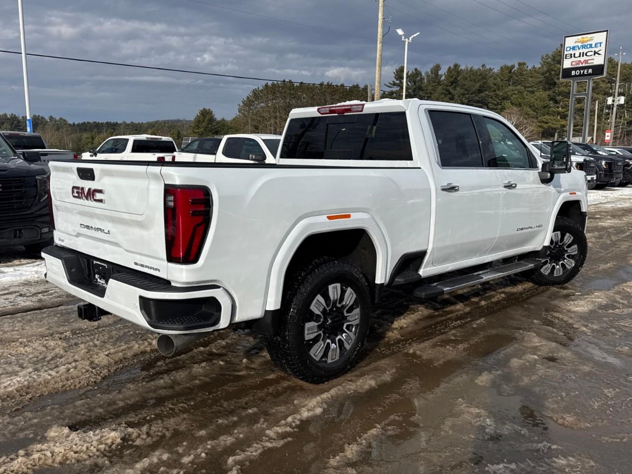 2026 GMC SIERRA 2500HD Crew Cab Standard Box 4-Wheel Drive Denali Photo3