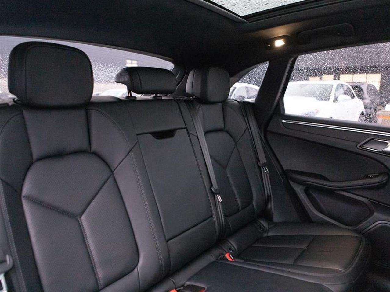 2024 Porsche Macan AWD Photo