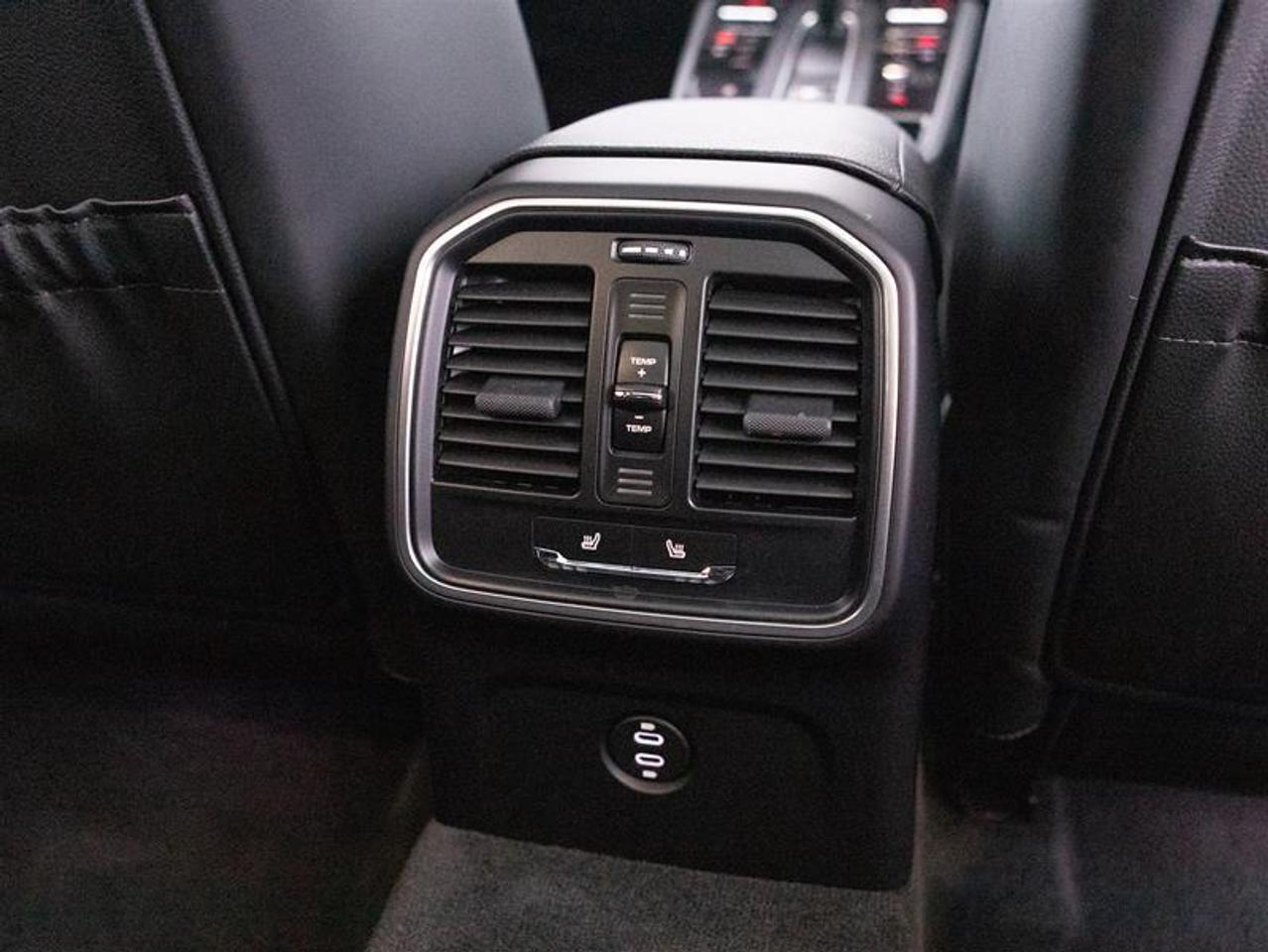 2024 Porsche Macan AWD Photo