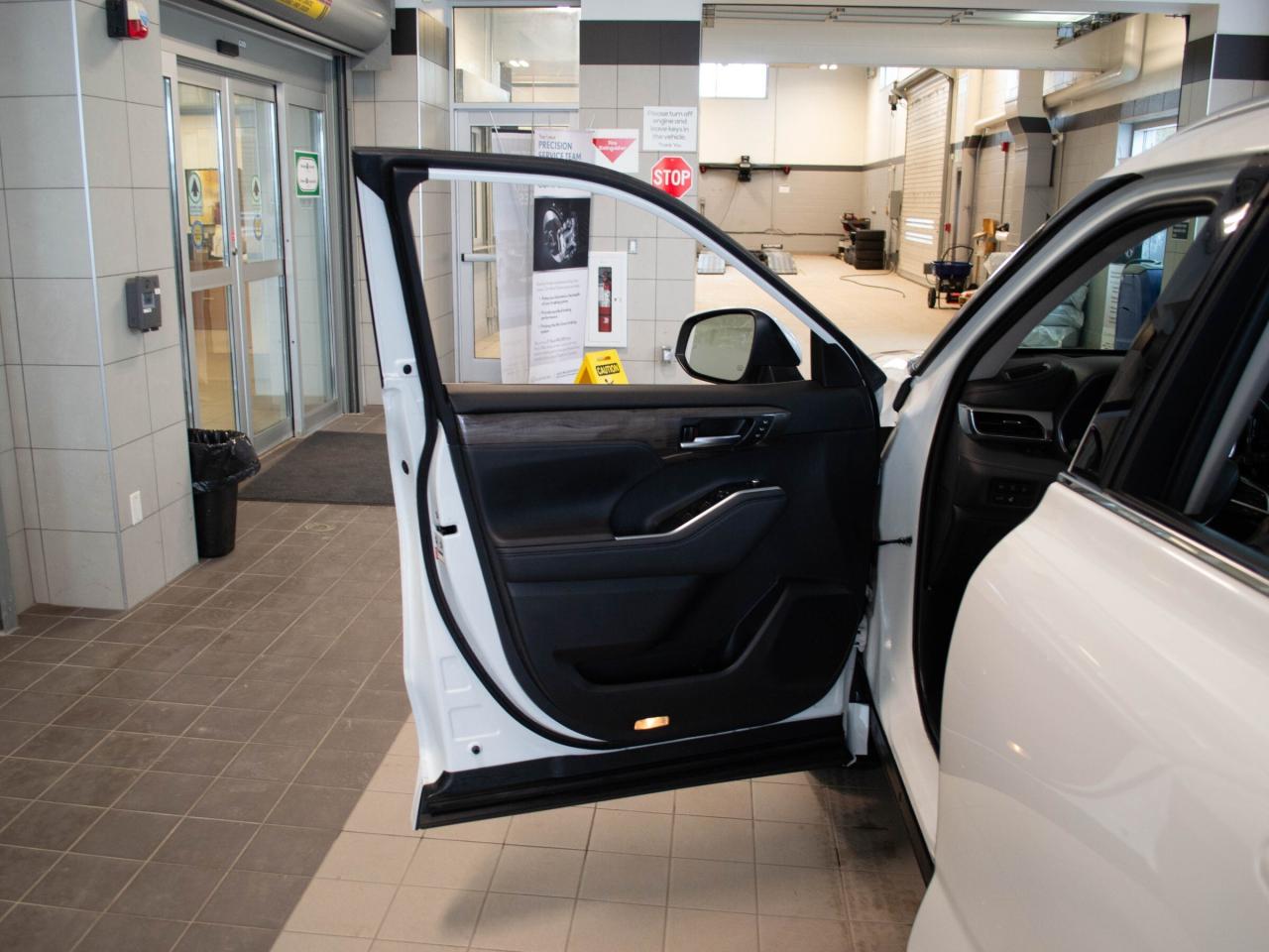 2024 Toyota Highlander Hybrid LIMITED Photo