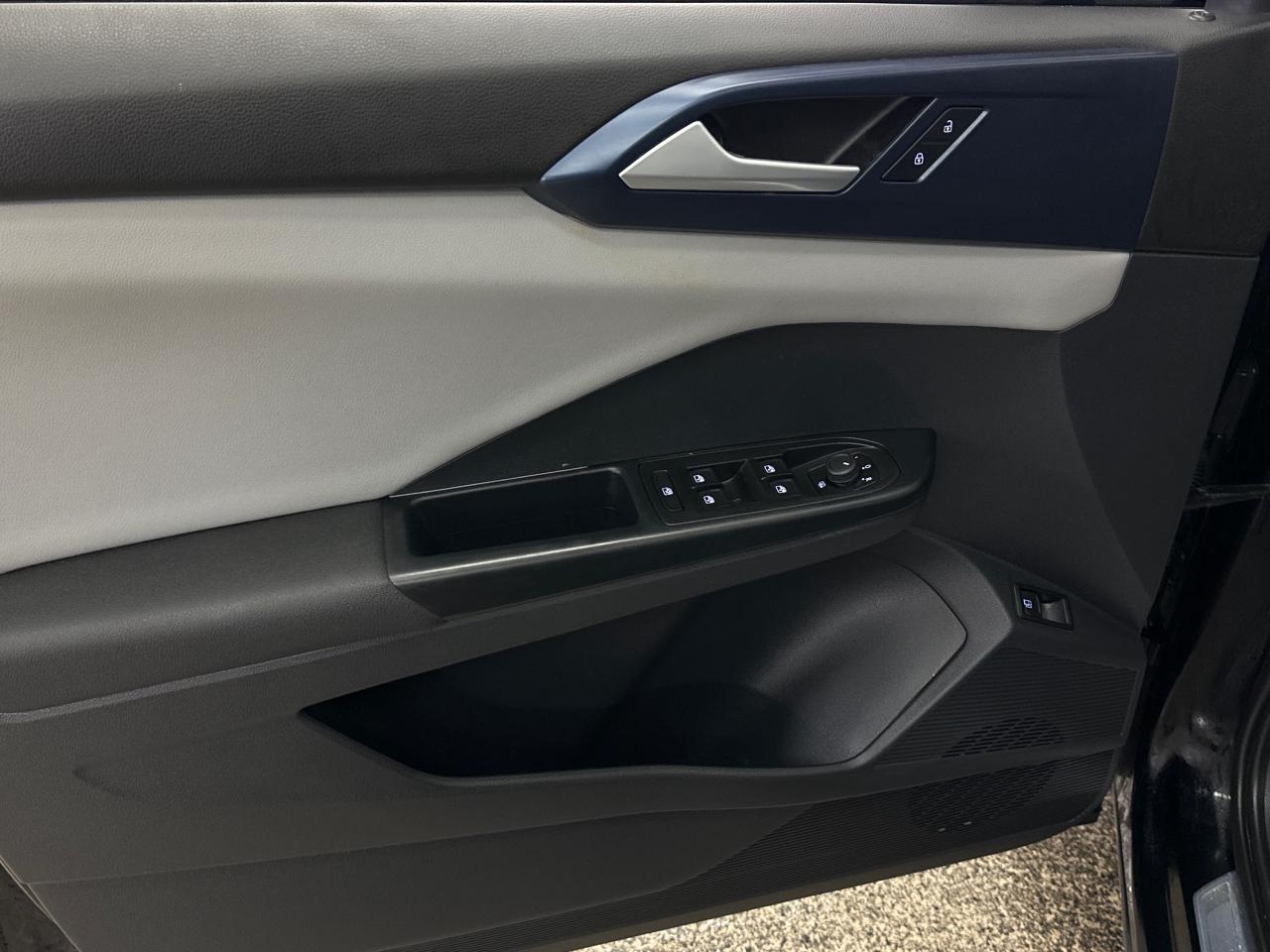 2023 Volkswagen Taos Comfortline 4dr All-Wheel Drive 4MOTION Photo