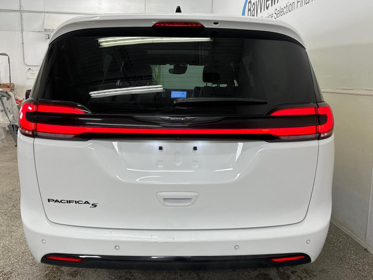 2024 Chrysler Pacifica Touring-L Front-Wheel Drive Passenger Van Photo